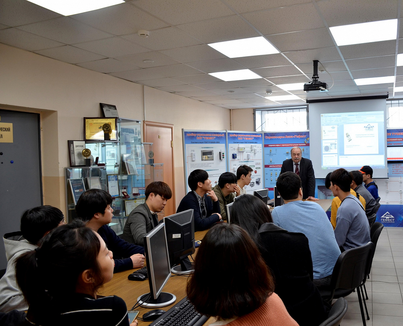Председатель Совета директоров ГК «Гефест» Л.Т. Танклевский встретился с  группой студентов университета Кьюнгил (Южная Корея)